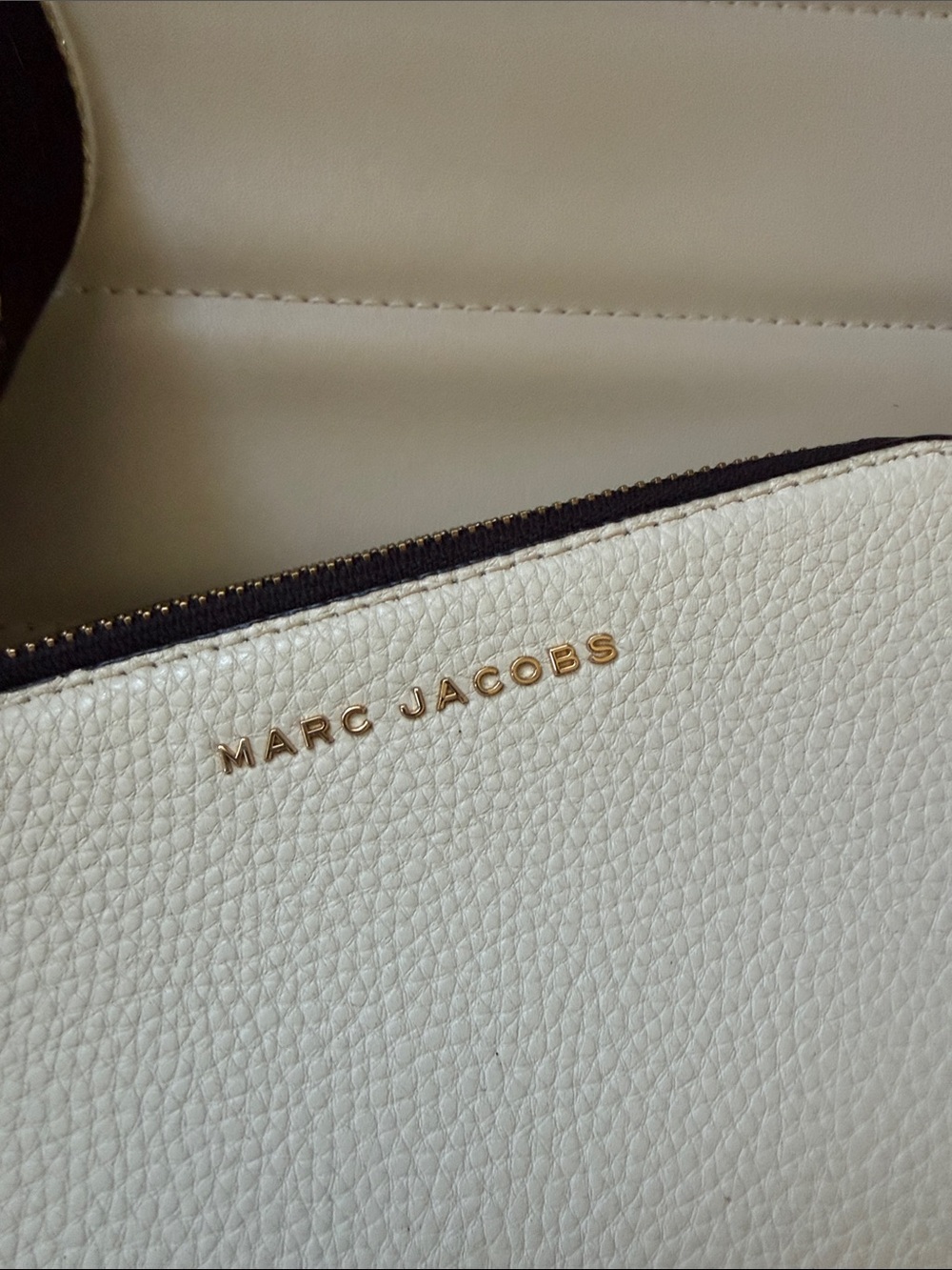 Marc Jacobs White Crossbody Camera Bag with Adjustable Strap - Picture 2 of 6